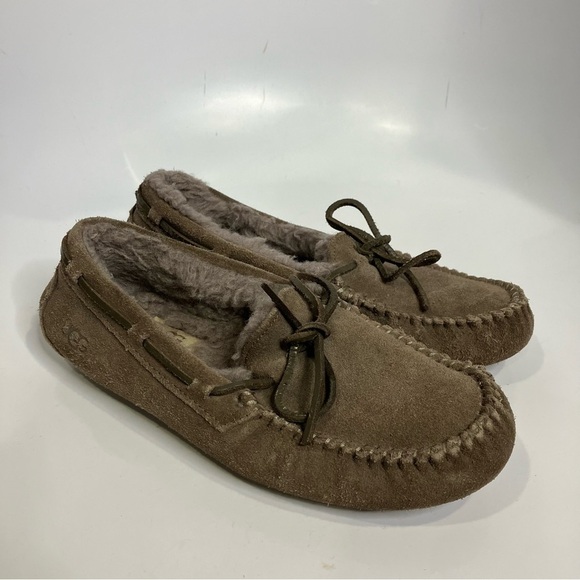 UGG Dakota slippers taupe women’s size 6 house shoes casual shearling lined - Picture 2 of 10